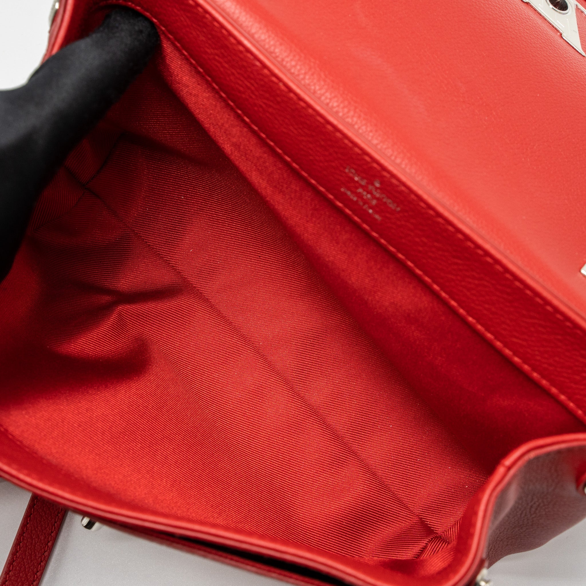 AAA Replica Louis Vuitton LV LOCKME II BB CALFSKIN RUBIS SHW