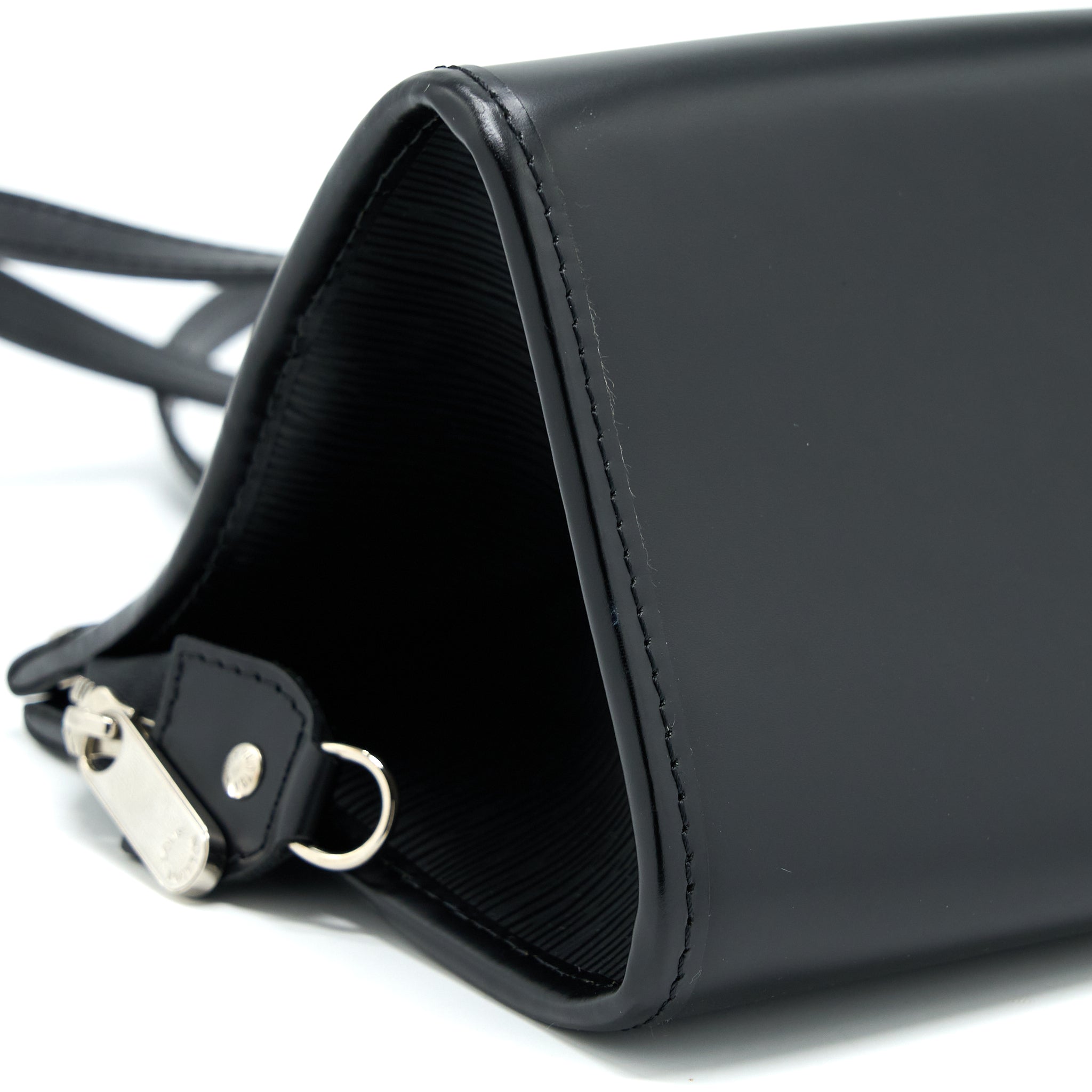 AAA Replica Louis Vuitton LV MADELEINE PM EPI BLACK SHW