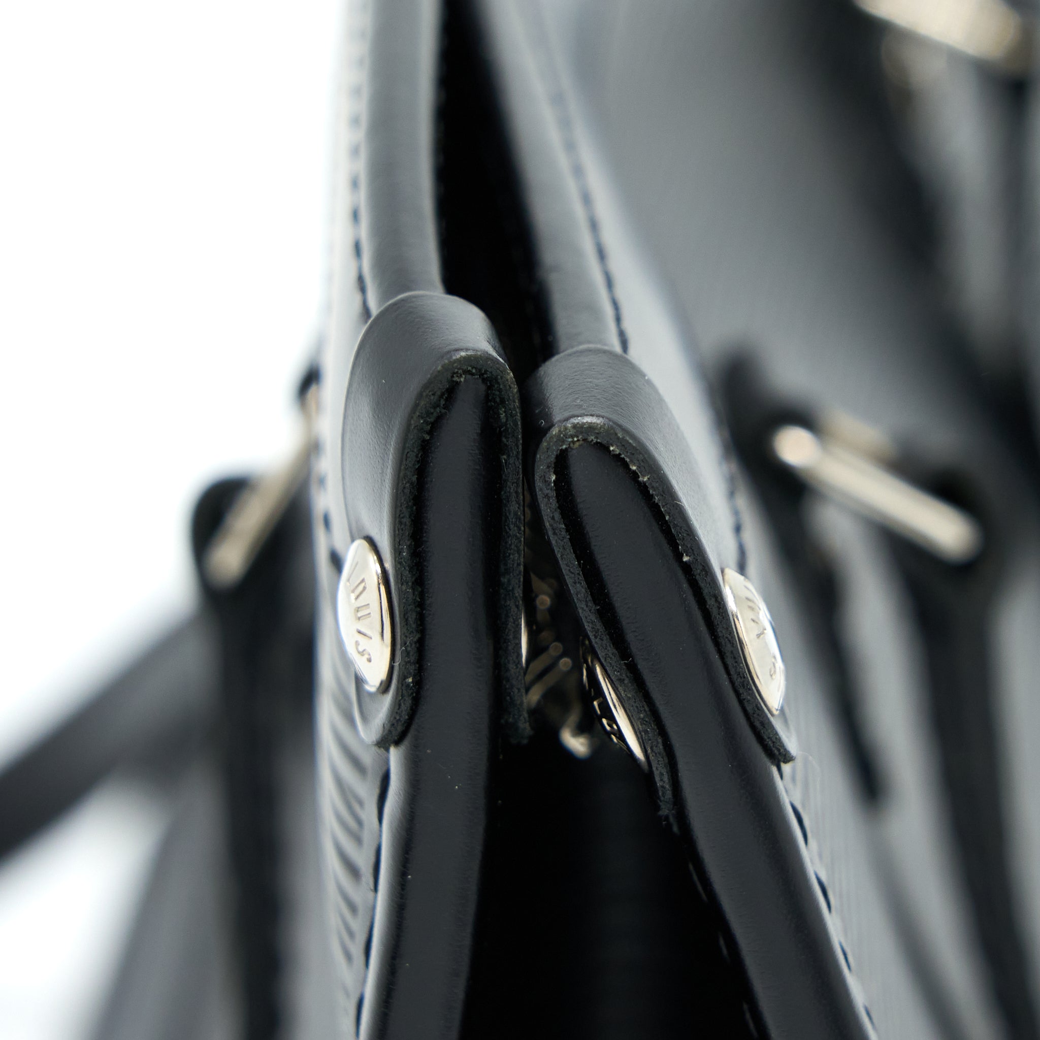 AAA Replica Louis Vuitton LV MADELEINE PM EPI BLACK SHW