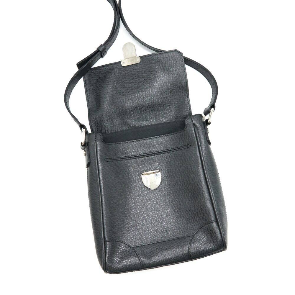 AAA Replica Louis Vuitton LV MEN'S MESSENGER BAG IN BLACK