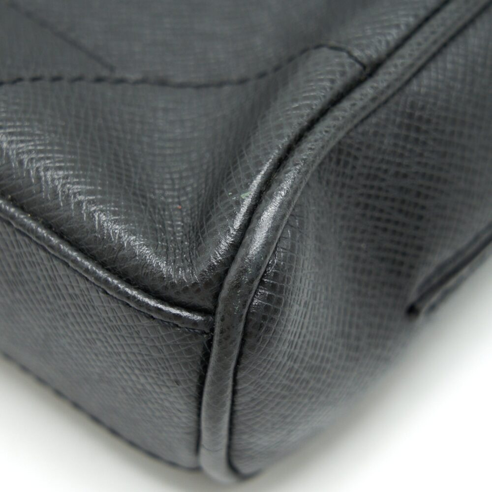 AAA Replica Louis Vuitton LV MEN'S MESSENGER BAG IN BLACK