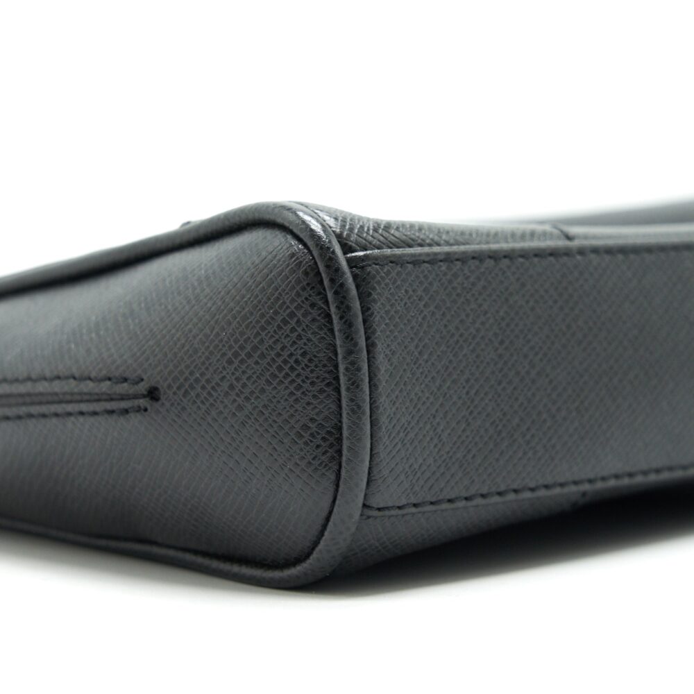 AAA Replica Louis Vuitton LV MEN'S MESSENGER BAG IN BLACK