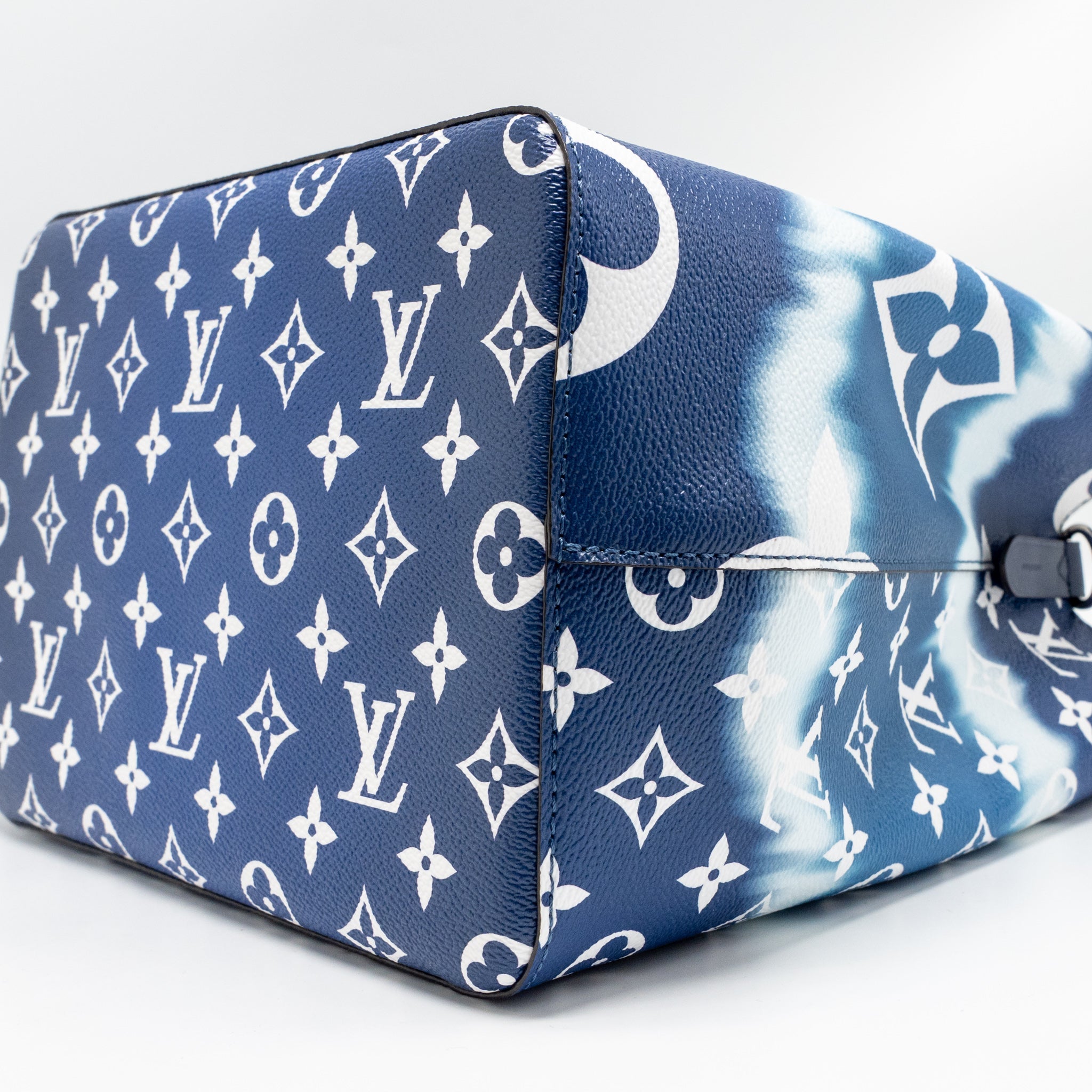AAA Replica Louis Vuitton LV NEONOE LV ESCALE MM PASTEL GIANT MONOGRAM CANVAS BLUE/WHITE SHW