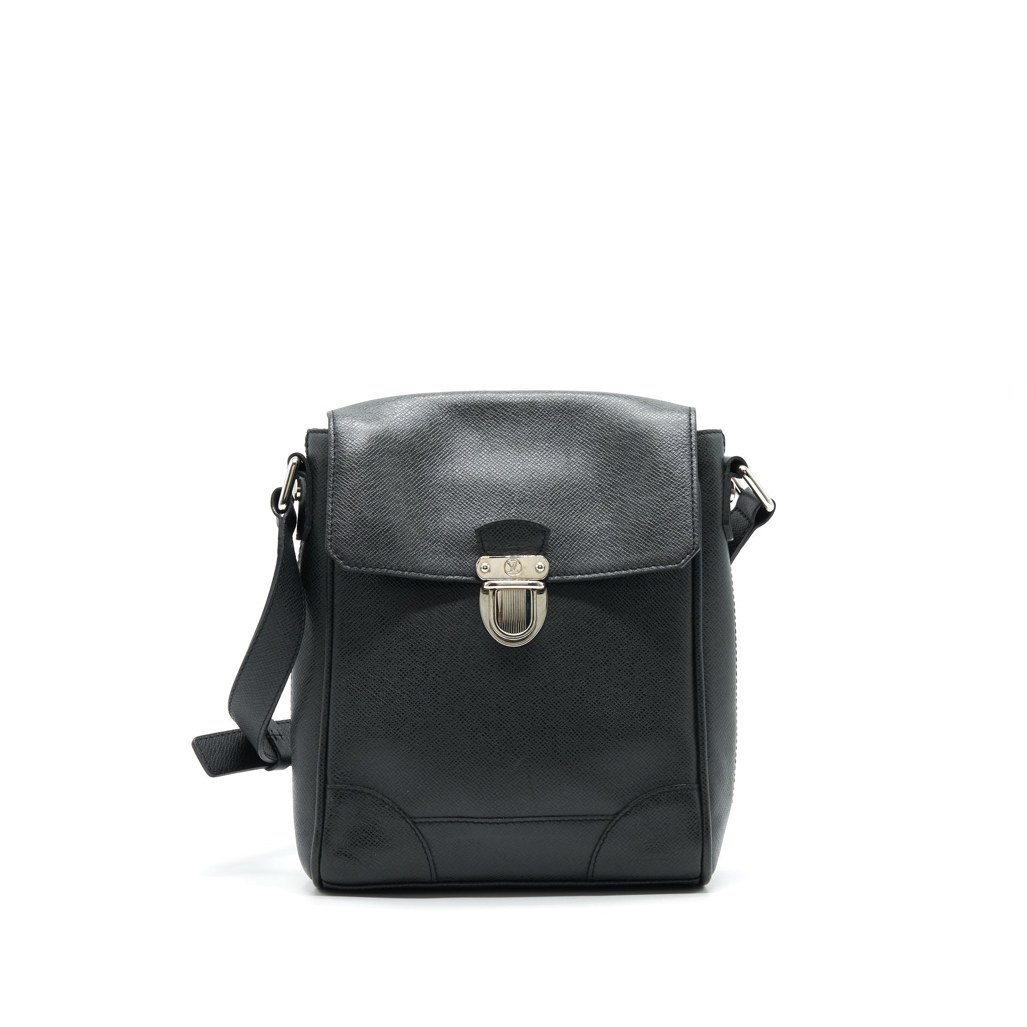 AAA Replica Louis Vuitton LV MEN'S MESSENGER BAG IN BLACK