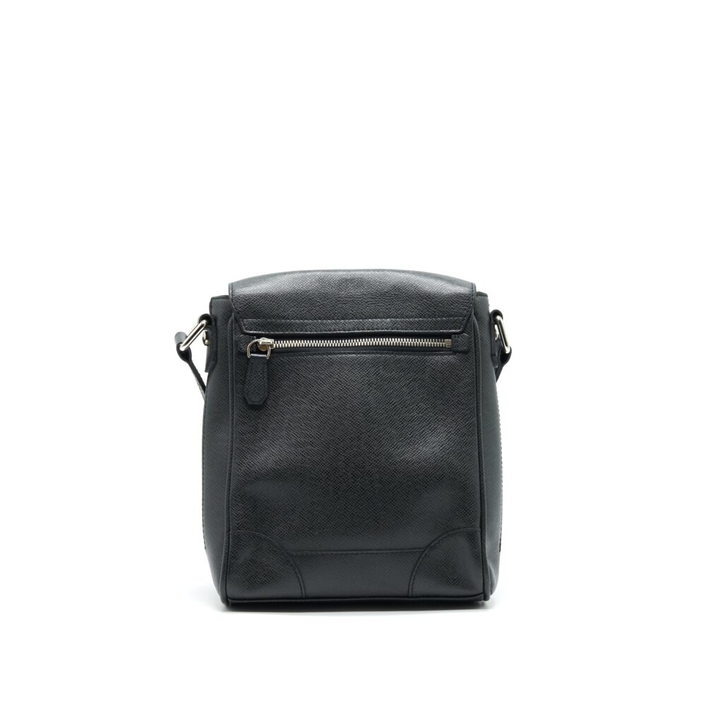AAA Replica Louis Vuitton LV MEN'S MESSENGER BAG IN BLACK