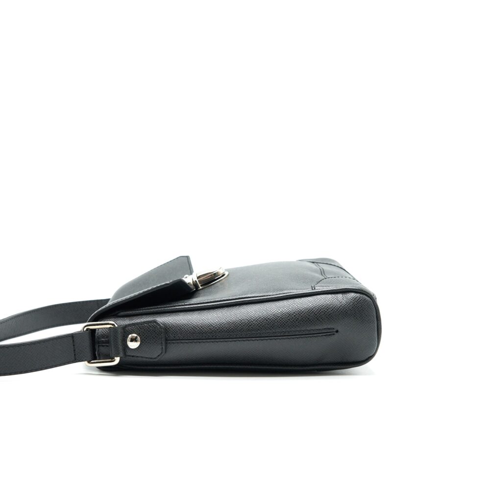 AAA Replica Louis Vuitton LV MEN'S MESSENGER BAG IN BLACK