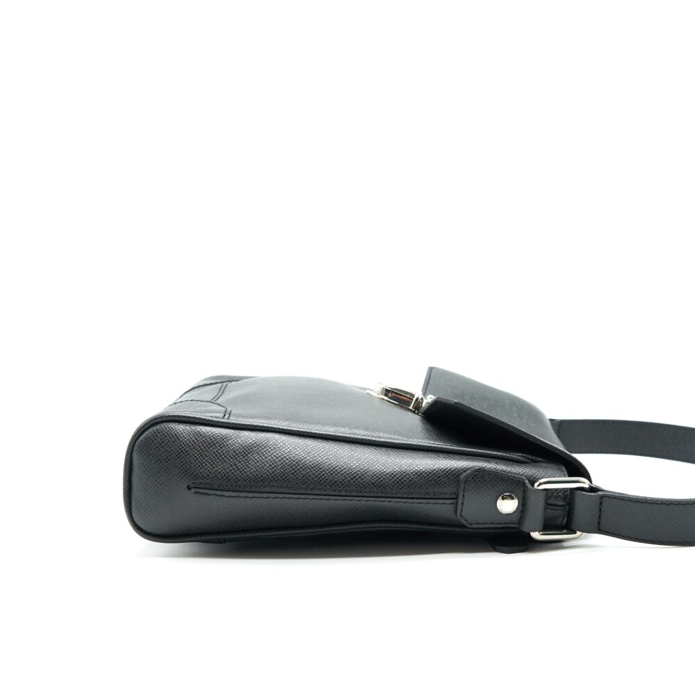 AAA Replica Louis Vuitton LV MEN'S MESSENGER BAG IN BLACK