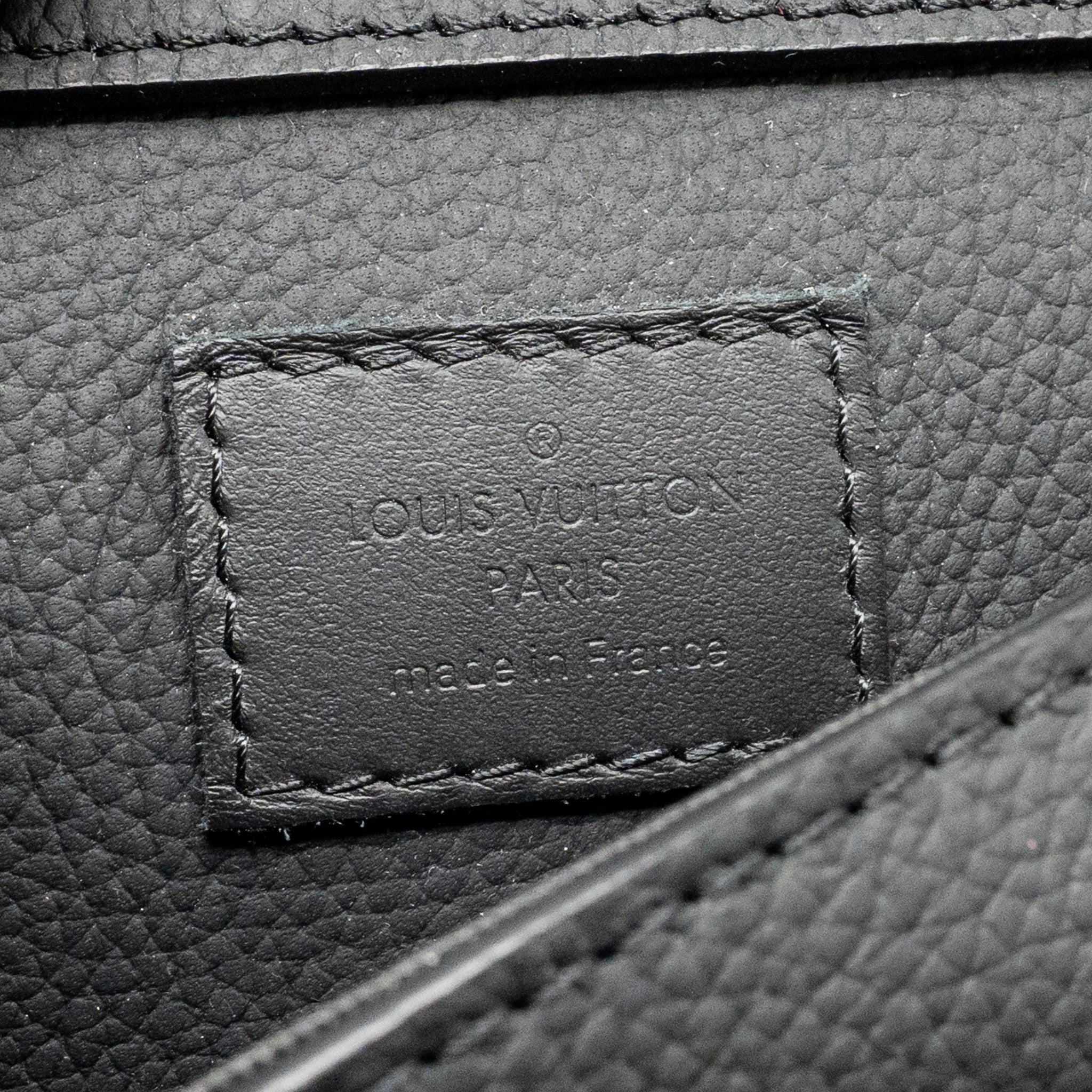 AAA Replica Louis Vuitton LV AEROGRAM TAKEOFF SLING BLACK GRAINED CALFSKIN BLACK HARDWARE