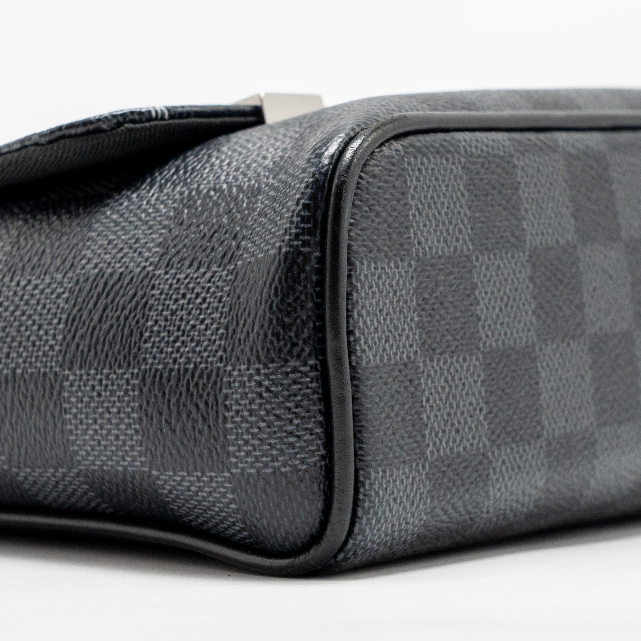AAA Replica Louis Vuitton LV WORLD MAP DISTRICT MESSENGER BAG DAMIER GRAPHITE CANVAS SHW