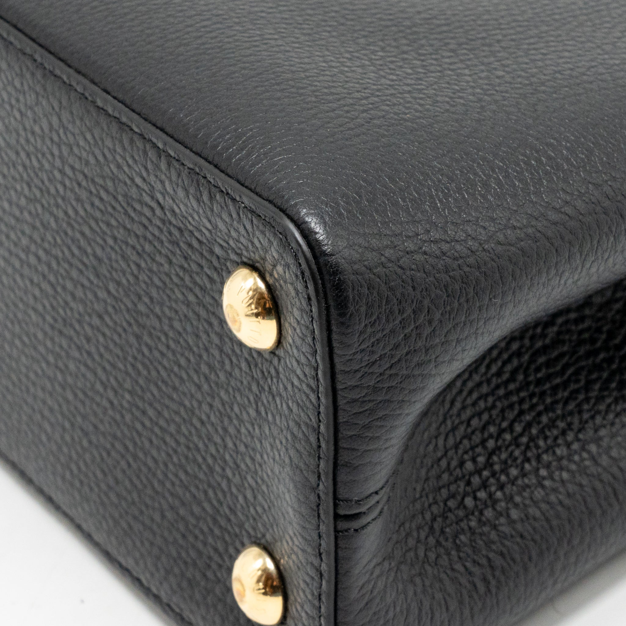 AAA Replica Louis Vuitton LV CAPUCINES MM TAURILLON LEATHER BLACK GHW
