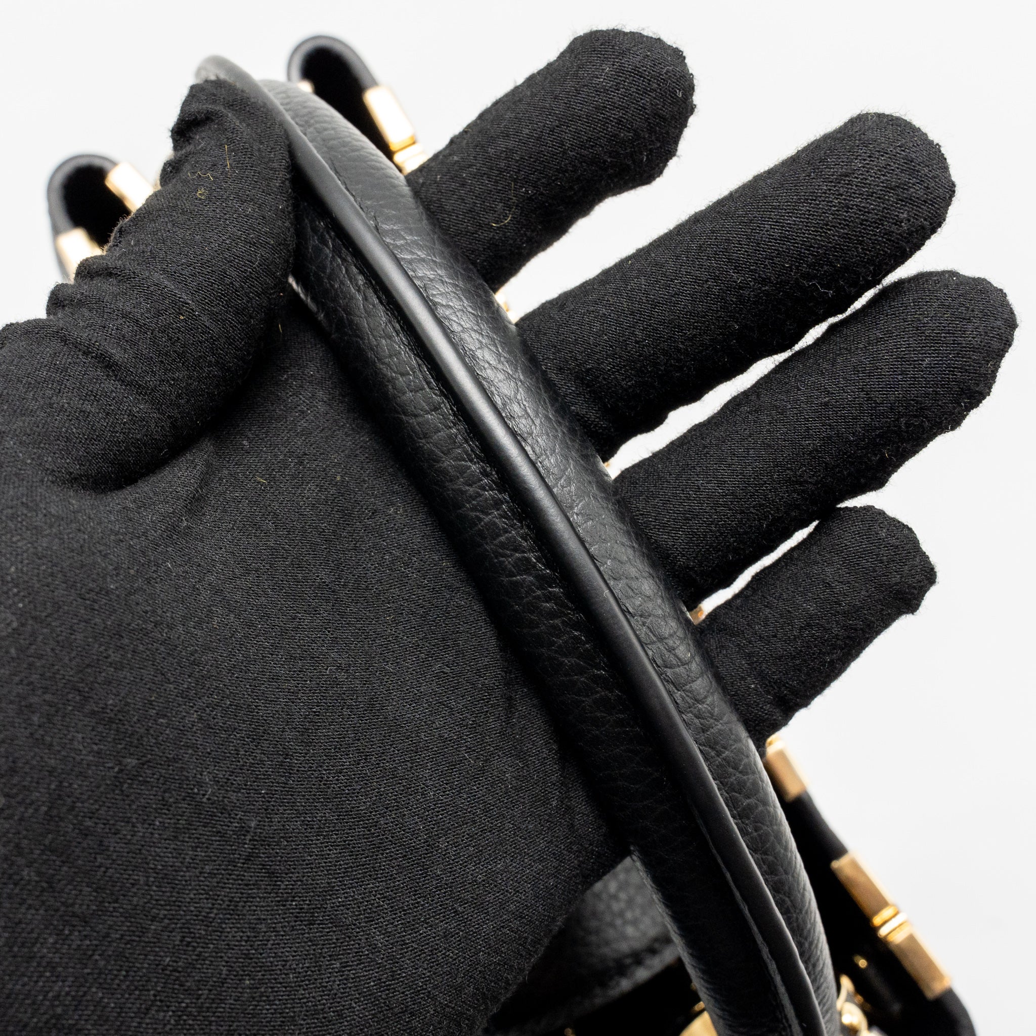 AAA Replica Louis Vuitton LV CAPUCINES MM TAURILLON LEATHER BLACK GHW