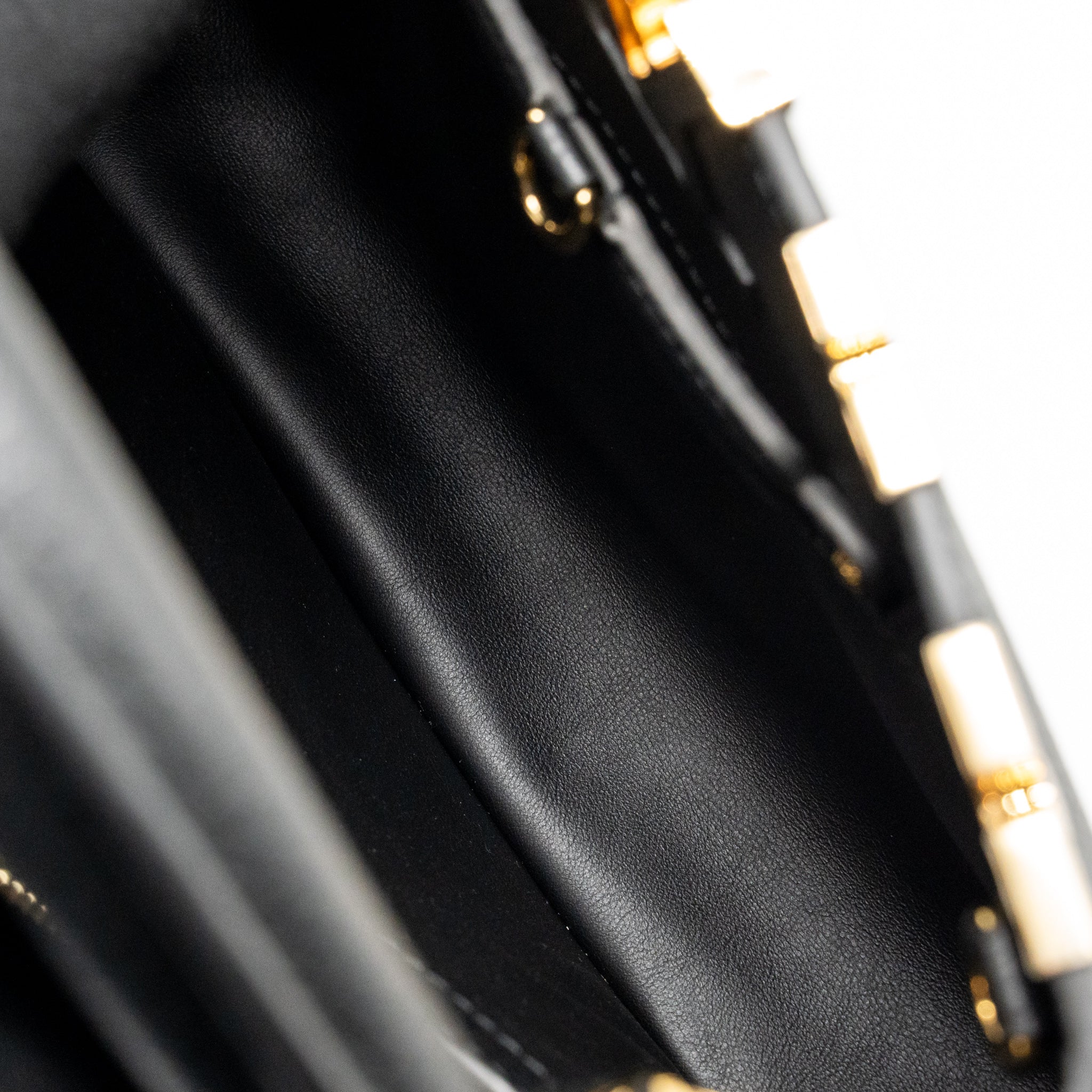 AAA Replica Louis Vuitton LV CAPUCINES MM TAURILLON LEATHER BLACK GHW