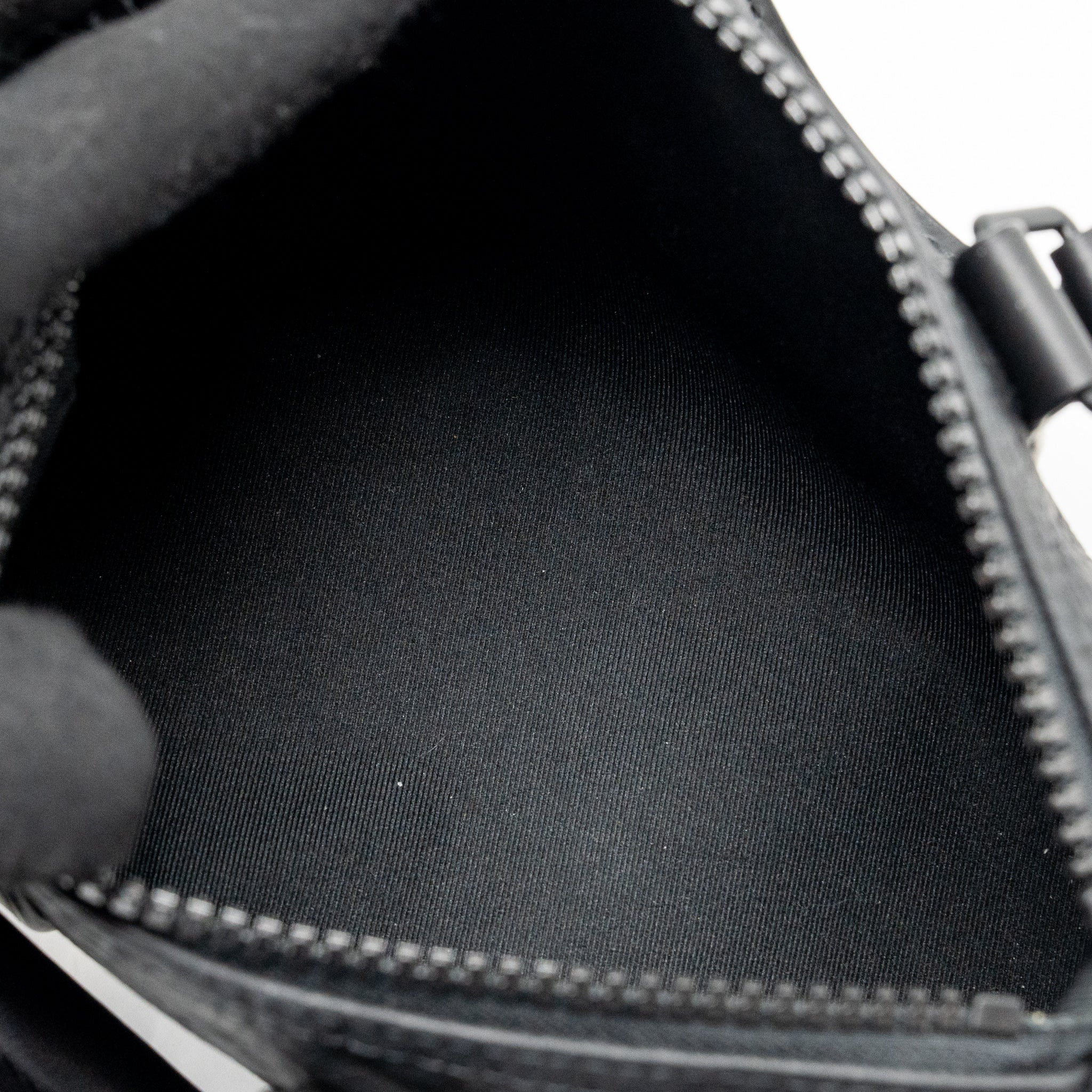AAA Replica Louis Vuitton LV KEEPALL BANDOULIERE 25 MONOGRAM TAURILLON LEATHER BLACK WITH BLACK HARDWARE