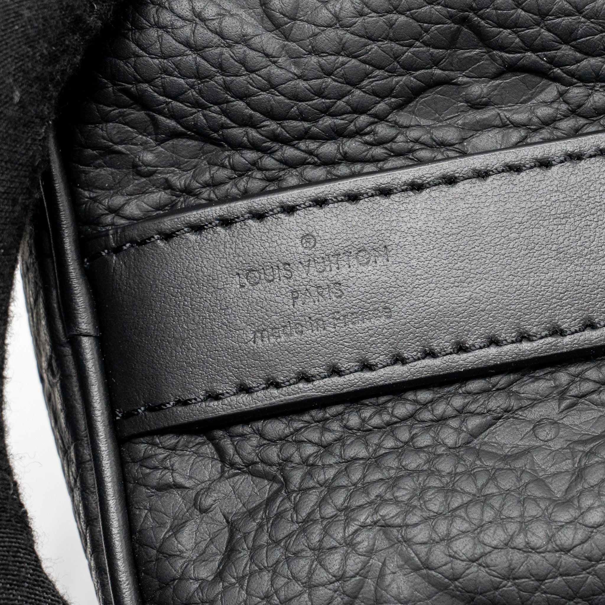 AAA Replica Louis Vuitton LV KEEPALL BANDOULIERE 25 MONOGRAM TAURILLON LEATHER BLACK WITH BLACK HARDWARE