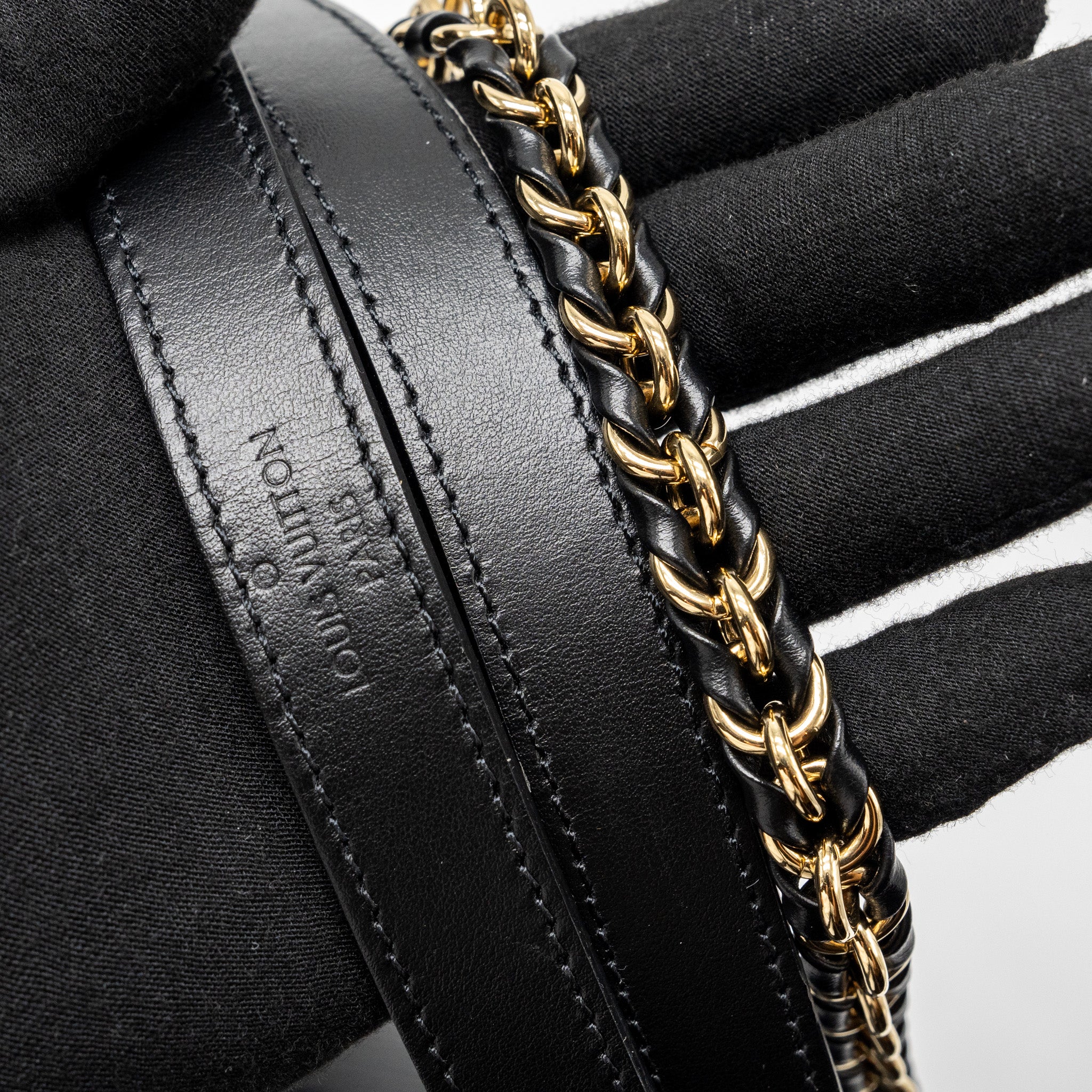 AAA Replica Louis Vuitton LV DAUPHINE MM EPI BLACK GHW