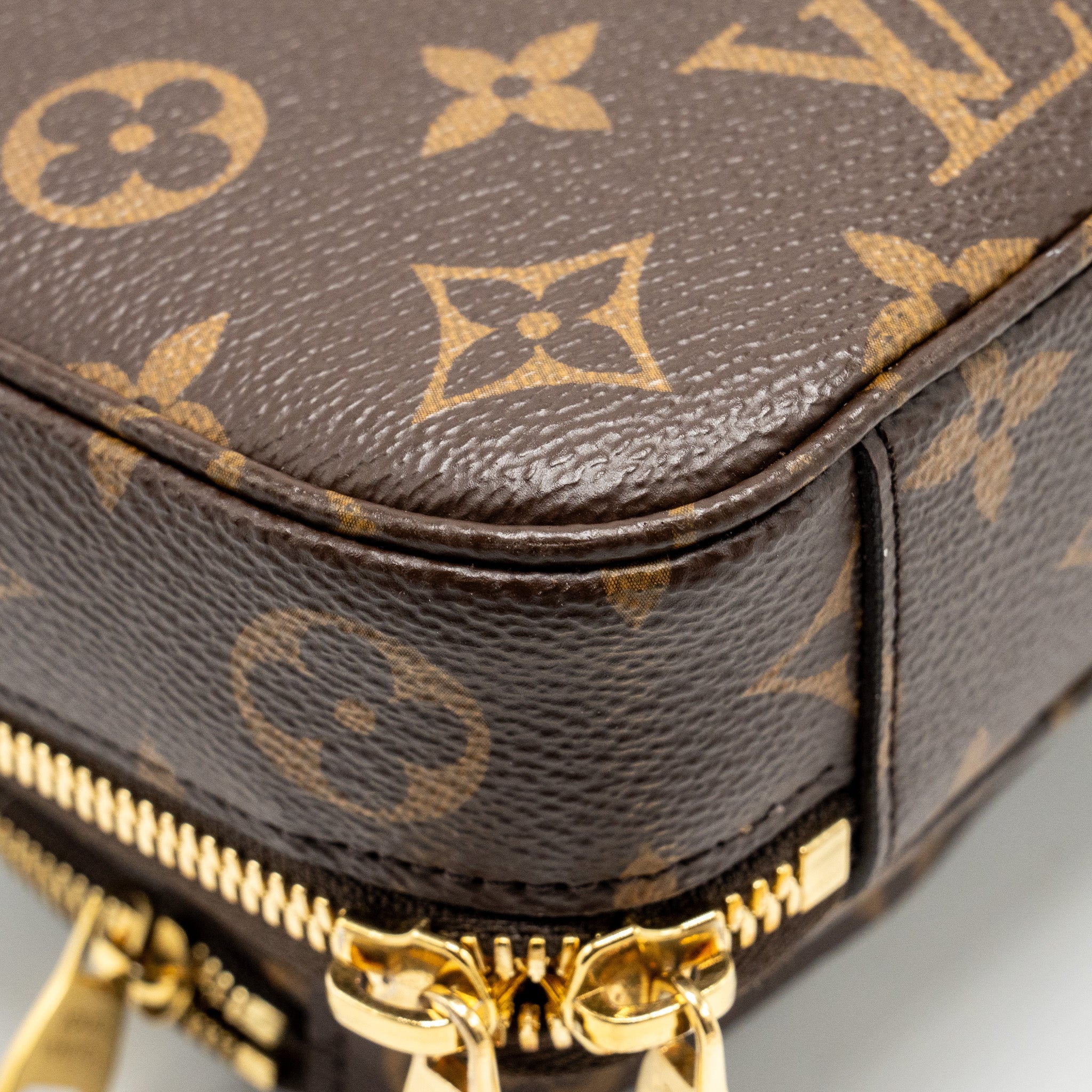 AAA Replica Louis Vuitton LV UTILITY CROSSBODY BAG MONOGRAM CANVAS GHW