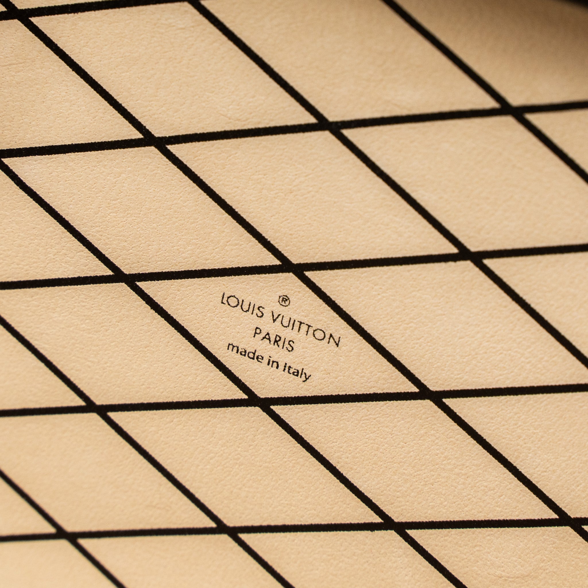 AAA Replica Louis Vuitton LV PETIT MALLE EPI WHITE/BLACK GHW