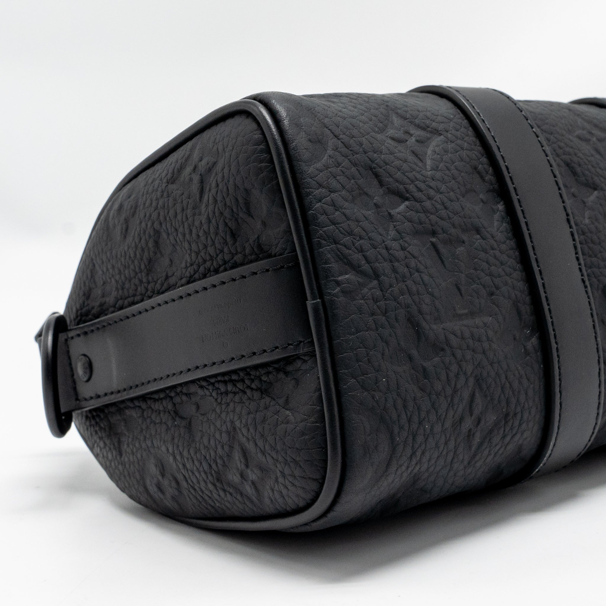 AAA Replica Louis Vuitton LV KEEPALL BANDOULIERE 25 MONOGRAM TAURILLON LEATHER BLACK WITH BLACK HARDWARE